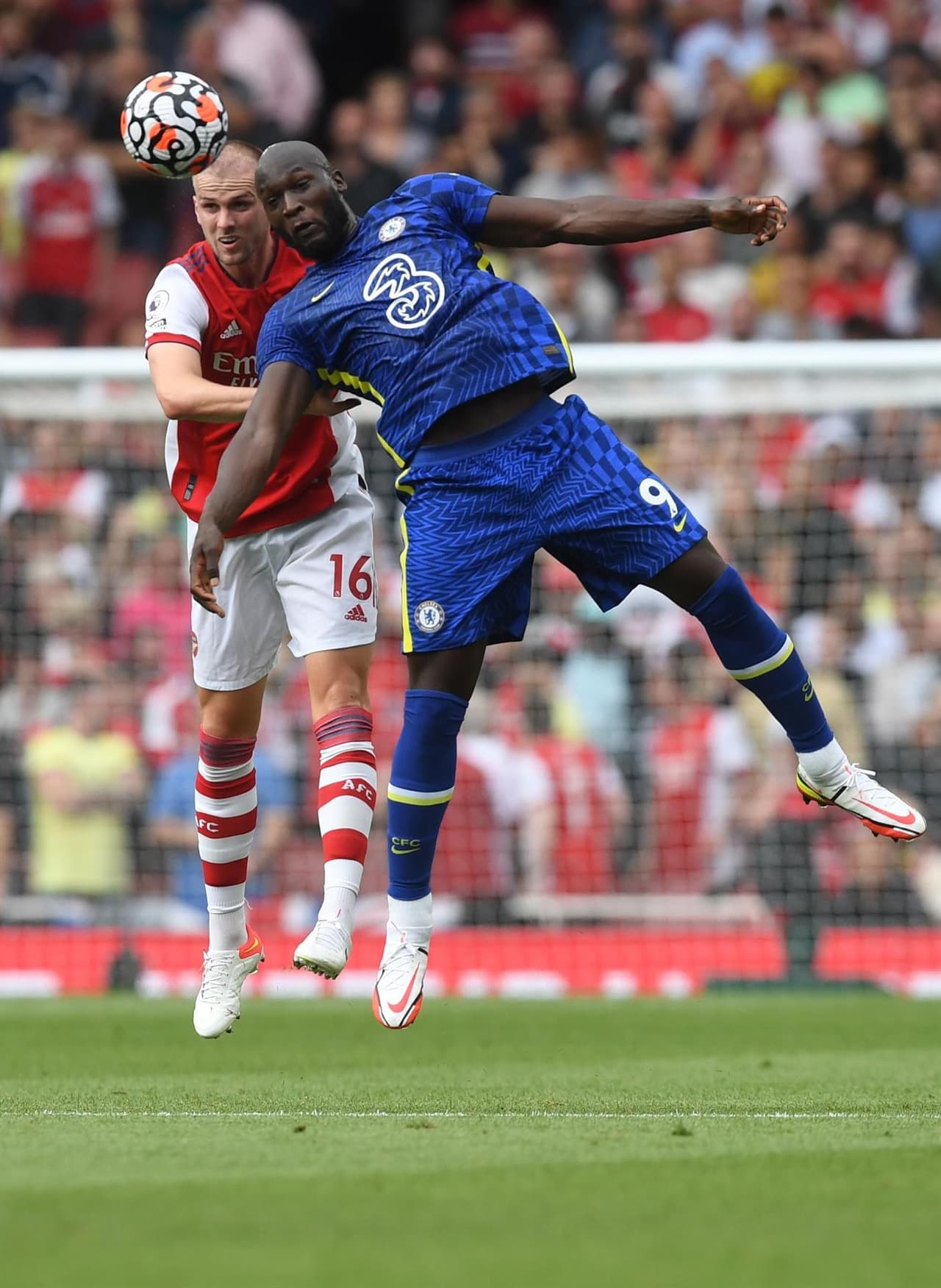 Chelsea se lleva el Derby tras derrotar 2-0 al Arsenal durante la segunda Jornada de la Premier League. Romelu Lukaku, quien fue ovacionado a su regreso con los 'Blues', anotó el primer gol del partido al minuto 15', seguido de Reece James al 35'.