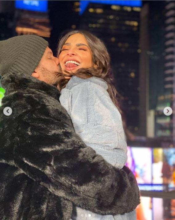 Alejandra Espinoza arrancó el 2021 con la tradicional foto de beso que se realiza cada año con Anibal Marrero. "Es una bendición, my luv, poder dar inicio a un nuevo año al lado tuyo".