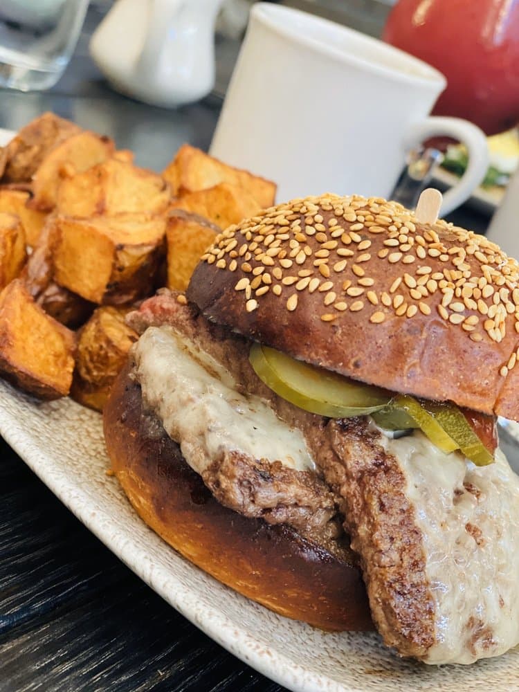 <b>Harper's Garden</b>
<br>31 S 18th St Philadelphia, PA 19103
<br>Teléfono: (267) 886-8552
<br>Sitio web: 
<a href="https://www.harpersgardenphilly.com/">https://www.harpersgardenphilly.com/</a> 
<br>
<a href="https://www.yelp.com/map/harpers-garden-philadelphia">Cómo llegar</a>
<br>
<br>Los propietarios lo describen así: “Harper's Garden es un bar y restaurante contemporáneo en Rittenhouse Square. Nuestro menú rotativo se centra en platos sencillos de temporada con ingredientes locales y cócteles exclusivos exclusivos”.