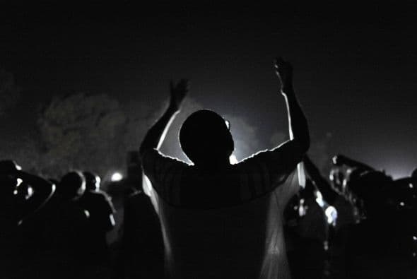 Las siluetas se vislumbran en la oscuridad de la noche, marchando desde sus destruidas viviendas. Cientos de miles de personas se trasladan al centro de la destruida ciudad, sus pasos iluminados por la tenue luz de la luna. Impera el silencio.