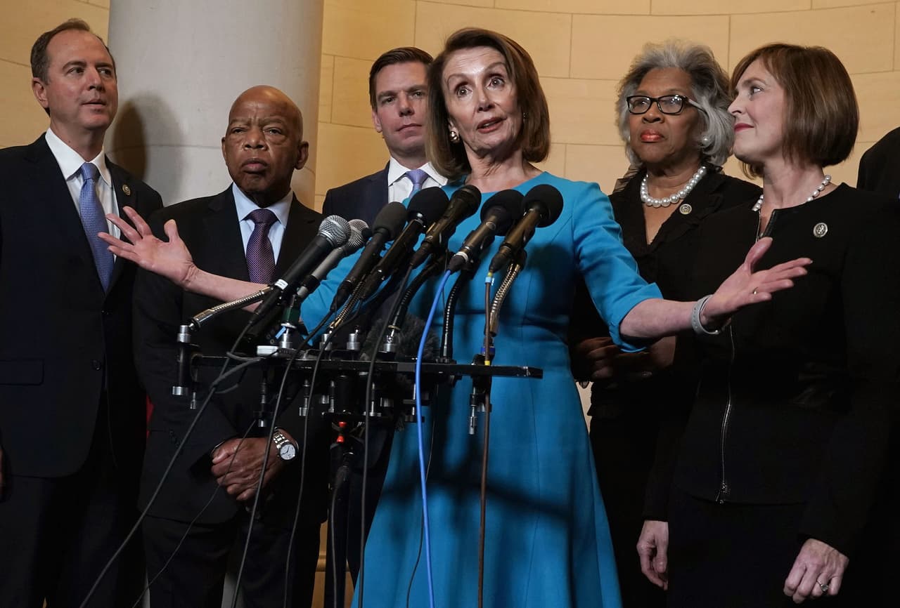 <b>La confirmación de un liderazgo.</b> Nancy Pelosi, líder de la minoría demócrata en la Cámara de Representantes,
<a href="https://www.univision.com/noticias/politica/sin-sorpresas-nancy-pelosi-recibe-el-apoyo-de-los-democratas-para-ser-la-nueva-presidenta-de-la-camara-de-representantes"> superó un primer escollo en su camino a convertirse nuevamente en presidenta de la Cámara Baja</a>, cargo que ocupó entre entre 2007 y 2011. Logró por abrumadora mayoría la nominación en una votación que se realizó a puertas cerradas entre demócratas.