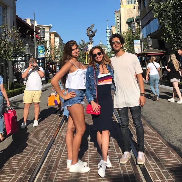 "Es increíble cómo crecen los hijos", escribió hace tiempo La Flaca en redes sociales para expresar su sentimiento al verlos recorrer el camino de la vida.