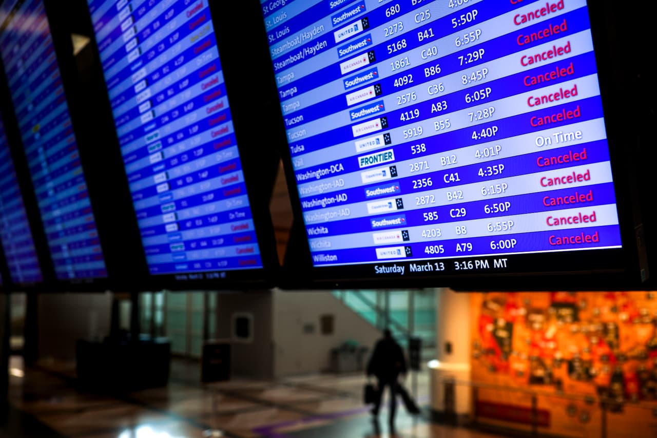 Una pantalla muestra del aeropuerto internacional de Denver muestra los vuelos cancelados a causa del mal tiempo. La página de monitoreo de tráfico aéreo
<a href="https://es.flightaware.com/live/cancelled/yesterday" target="_blank">Flight Aware reportó domingo 1,639 cancelaciones</a> de itinerarios desde, hacia y dentro de Estados Unidos. También fue cerrado el aeropuerto que sirve a Fort Collins y Loveland debido a la intensa nevada, según indicaron las autoridades aeroportuarias en las redes sociales.
<br>