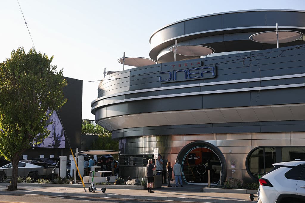 Y mientras muchos hacen fila para entrar, otros llegan con pancartas 
<b><a href="https://www.univision.com/noticias/politica/elon-musk-dejara-el-gobierno-federal-poco-despues-de-criticar-la-gran-y-hermosa-ley" target="_blank">en contra de Elon Musk</a></b>, recordando los recortes que implementó como director del Departamento de Eficiencia Gubernamental (DOGE) en la administración del presidente Donald Trump.