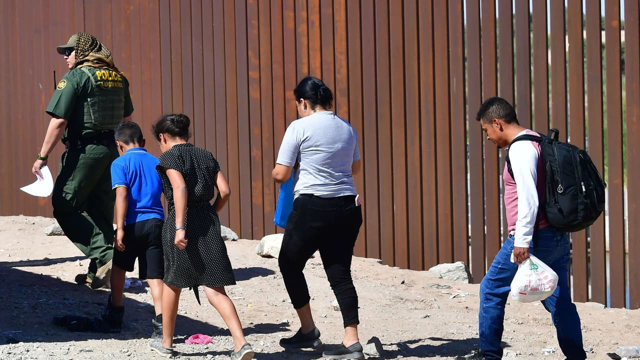 "El poder de deportar a seres humanos es federal": Sigue la controversia tras suspensión de Ley SB 4