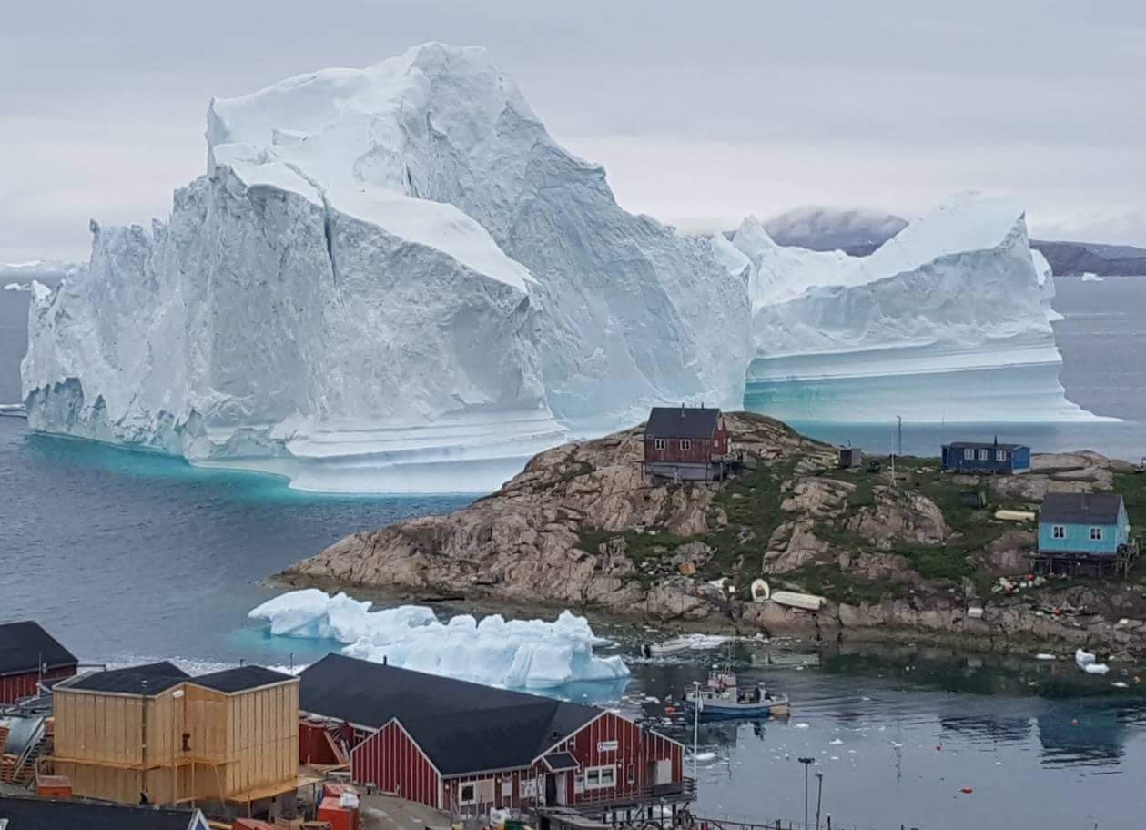 "Sabíamos que teníamos un gran problema con el aumento de las tasas de descarga de hielo de los glaciares grandes", dijo Michael Bevis al
<i><a href="https://news.osu.edu/greenland-ice-melting-rapidly-study-finds/">Ohio State News</a></i>
<a href="https://news.osu.edu/greenland-ice-melting-rapidly-study-finds/">, publicación en línea de la Universidad Estatal de Ohio</a>. "Ahora reconocemos un segundo problema grave: cada vez más, grandes cantidades aguas de deshielo escapan en ríos que fluyen hacia el mar", agregó. La fotografía es de Innarsuit un pueblo al noroeste de Groenlandia.