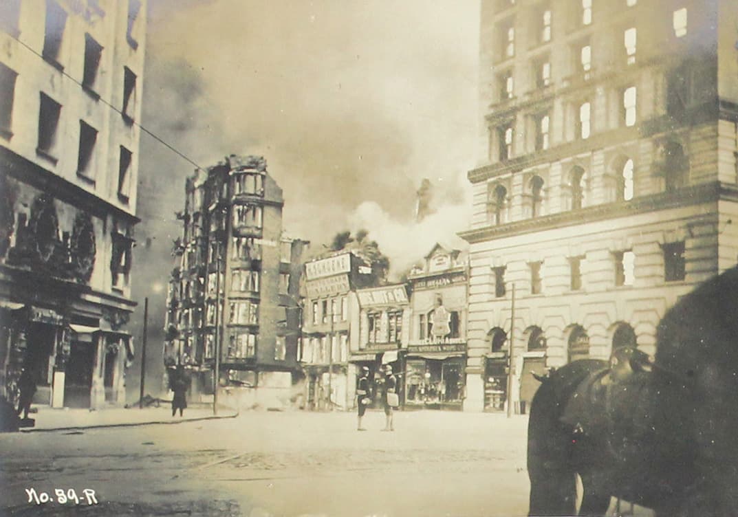 Aunque el terremoto causó grandes daños, los historiadores señalan que fueron los incendios que se desataron después del sismo los que produjeron la mayor parte de la destrucción.