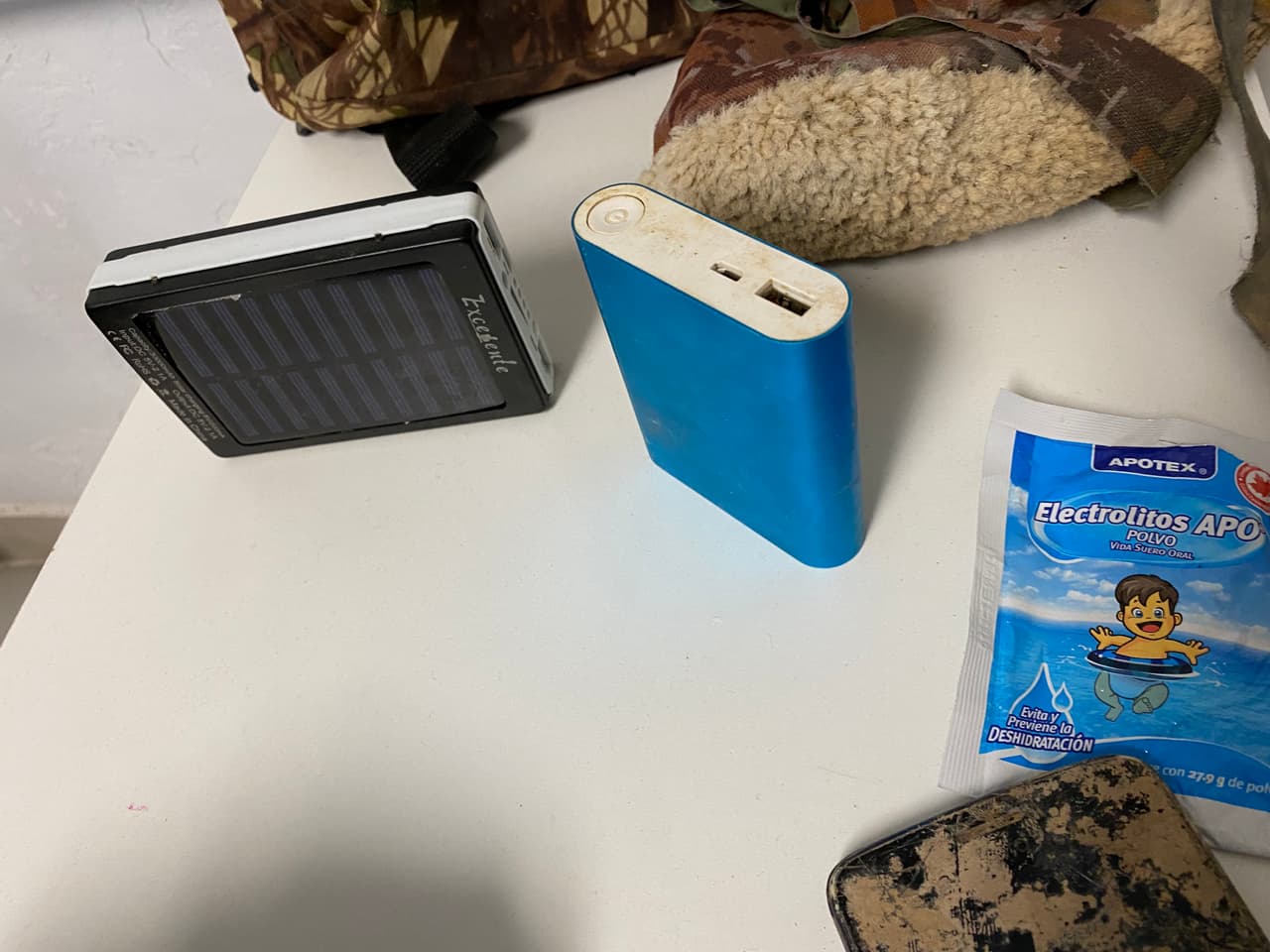 Entre los objetos encontrados mencionaron polvos energizantes, que en muchos casos son contraproducentes. Dicen que enfrentan el reto de la poca información que reciben para realizar una búsqueda. "No siempre se pueden localizar a las personas, ya que muchas veces las coordenadas, no son las correctas", comentó Oscar Andrade, de Capellanes del Desierto. Cuando llegamos a las coordenadas no están en ese lugar y a veces nos dicen hay una montaña y un rancho cerca, pero buscamos esos indicios y no hay nada de eso”