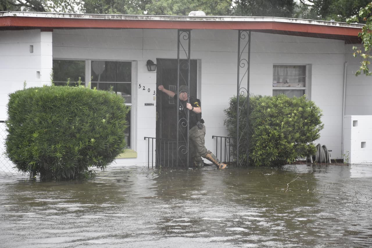Los agentes tocaron las puertas en busca de ciudadanos afectados.