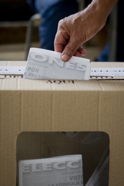 Te invitamos a este repaso, foto a foto, por el proceso electoral de Colombia este domingo.