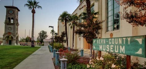 Kern County MuseumEs un museo de historia ubicado en el 3801 Chester Ave. El enfoque principal es la historia del condado de Kern. Podrán conocer los más de 50 edificios originales de todo el condado, relacionados con la vida a fines del siglo XIX. Ofrece experiencias interpretativas a través de objetos históricos que cuentan historias sobre la vida del Condado de Kern.