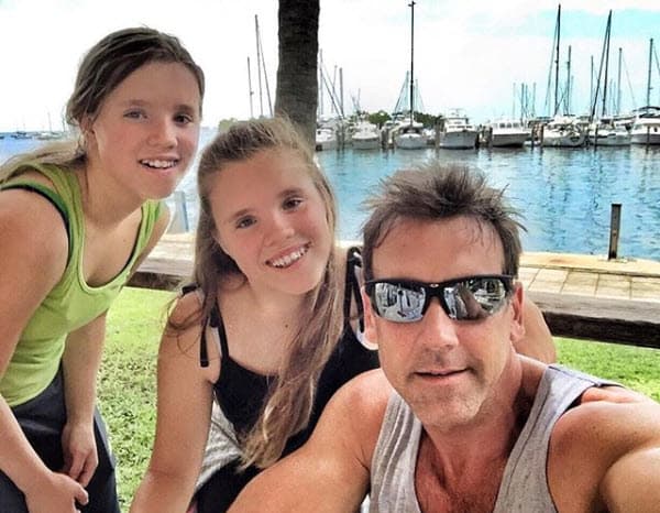 Ellas son sus compañeras para hacer ejercicio, les gusta pasear en bicicleta.