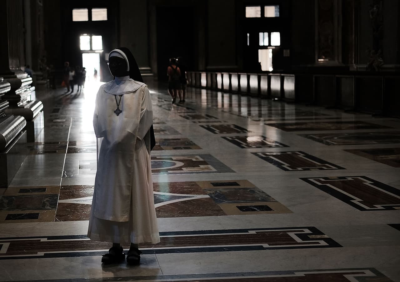 Muchos hijos de curas católicos nacieron como resultado de relaciones consensuadas, pero otros han sido engendrados en violaciones a mujeres fuera de la Iglesia o a monjas.