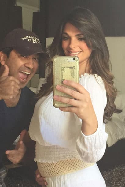 Alistándose y presumiendo su barriguita de perfil.