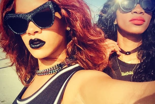 Labios carnosos y a eso añadan colores tan llamativos, este es el sello distintivo de Rihanna.