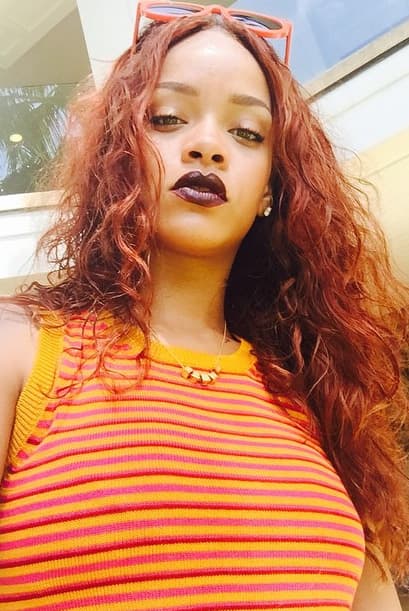 Los colores oscuros le sientan de maravilla a esta mujer. ¿A poco no tiene unos labios perfectos?