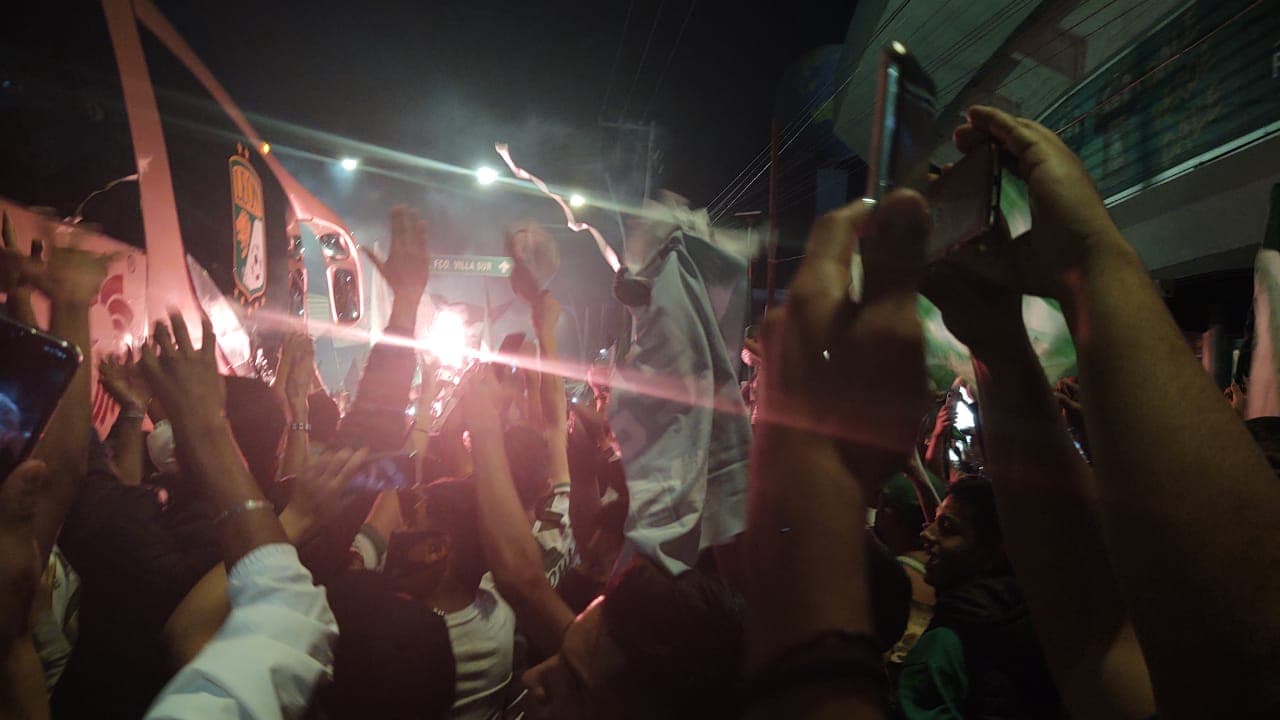 Así se vive la previa de la Semifinal de vuelta León vs Chivas | Los aficionados del conjunto esmeralda dejaron de lado los protocolos sanitarios para apoyar en el Estadio de León.