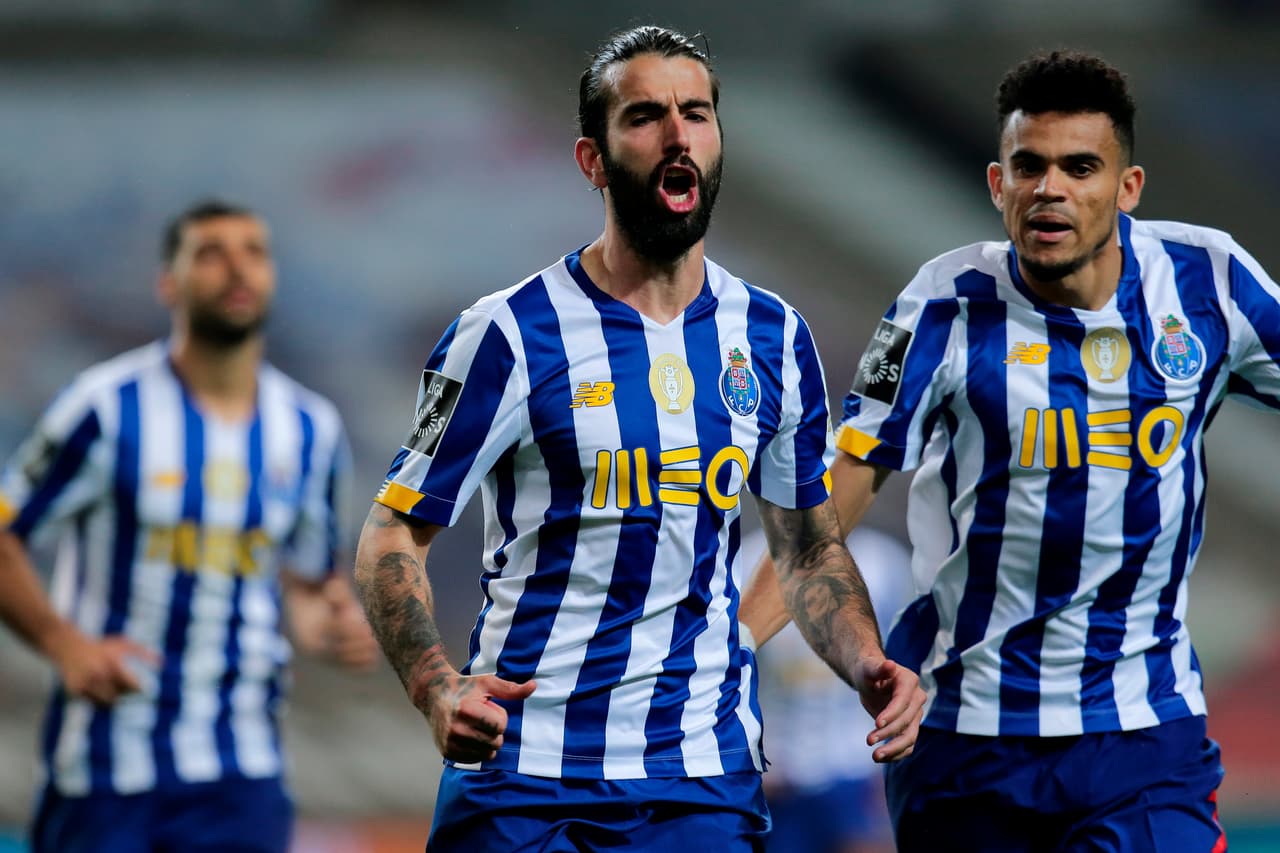 Porto gana de último minuto con asistencia del Tecatito