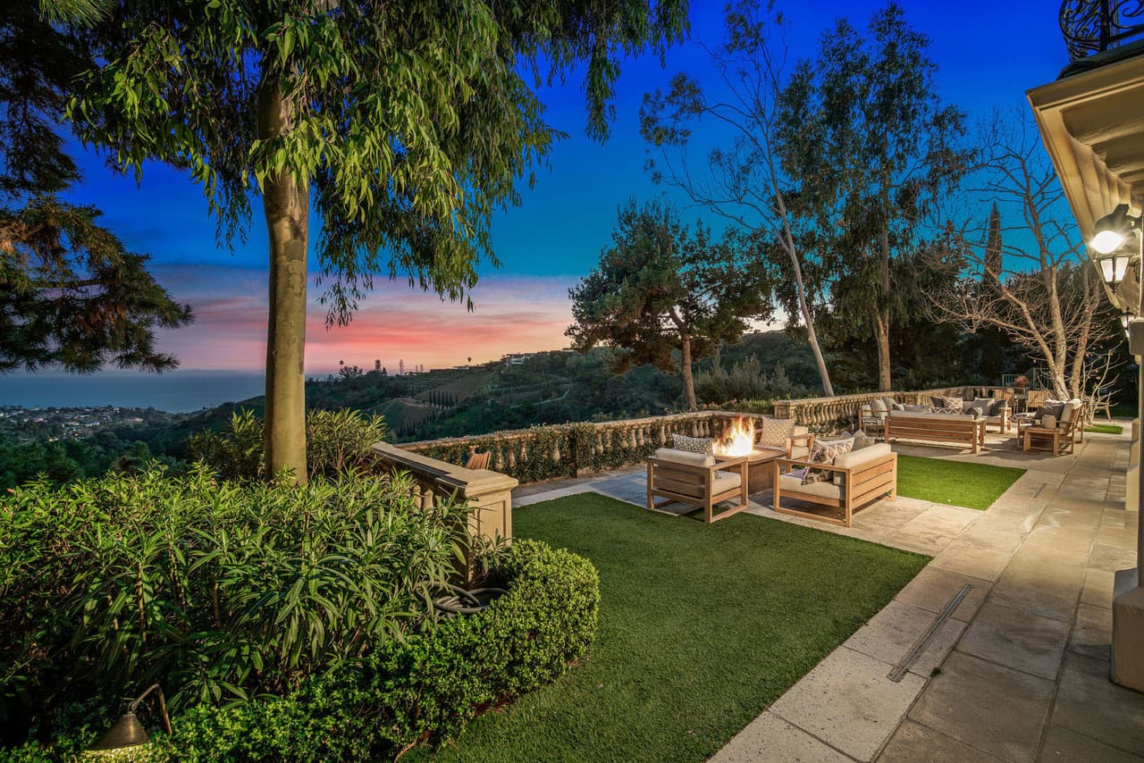 "Ella tendrá su propio 'anexo de abuelita'", dijo haciendo referencia al apartamento que existe dentro de la propiedad y que la haría estar muy cerca de
<b> <a href="https://www.univision.com/famosos/las-12-veces-que-hemos-visto-a-archie-el-hijo-de-meghan-markle-y-harry-ya-cumple-su-primer-ano-fotos" target="_blank">su nieto Archie Harrison</a></b>, quien este miércoles 6 de mayo cumplirá un año de vida.
<br>