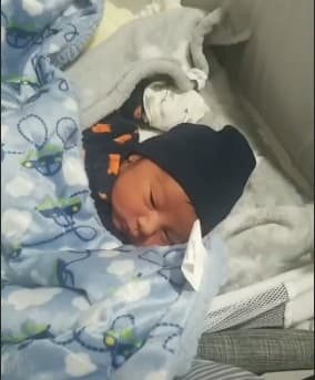 Reveló que el bebé pesó poco más de 7 libras (3 kilos 370 gramos) y midió 1.7 pies (54 centímetros): "Todo salió muy bien, tanto el niño como su mamá se encuentran en perfecto estado de salud".