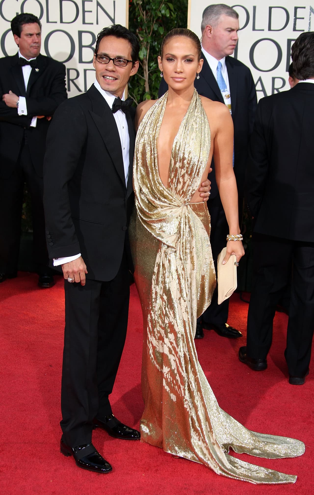 En 2009 desfiló por la alfombra llevando un vestido dorado, con escote profundo al frente y totalmente descubierto en la espalda.