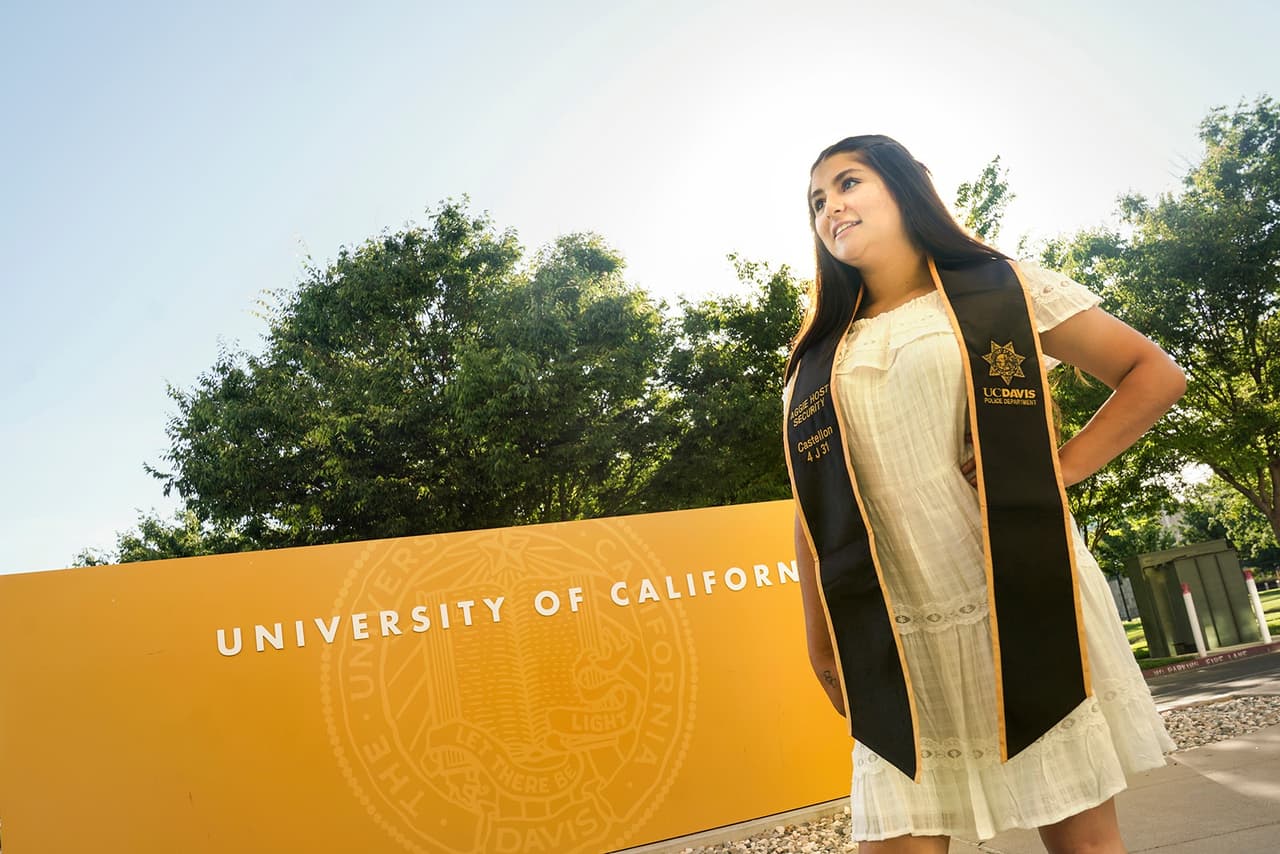 <b>Universidad de California, Davis (10º a nivel nacional)</b>
<br>
<b>Costo estimado anual sin ayuda financiera: </b>$36,100
<br>
<b>Costo estimado anual con ayuda financiera: </b>$16,400
<br>
<b>% estudiantes obtienen becas: </b>66%
<br>
<b>% graduación:</b> 86%
<br>
<b>Salario promedio anual estimado:</b> $57,100