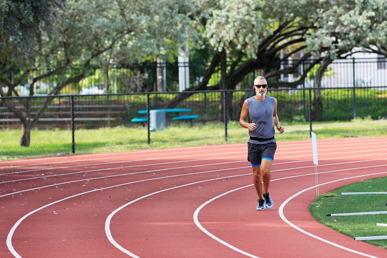 Ejercitarte al aire libre durante la época de calor en el sur de Florida puede llevarte al hospital