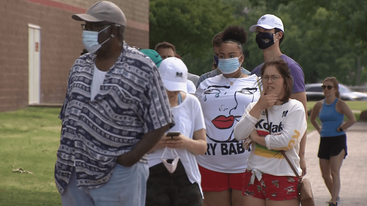 El tapabocas es recomendado todo el tiempo que vaya a las tiendas o restaurantes