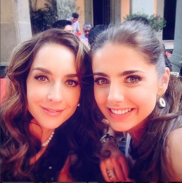 También que es muy bonita y que tiene unos ojos verdes que pueden enamorar a cualquiera.