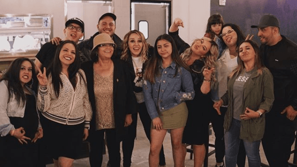 Previo al cumpleaños de la querida 'Grand ma', la familia Rivera se reunió y el momento quedó plasmado en esta imagen.