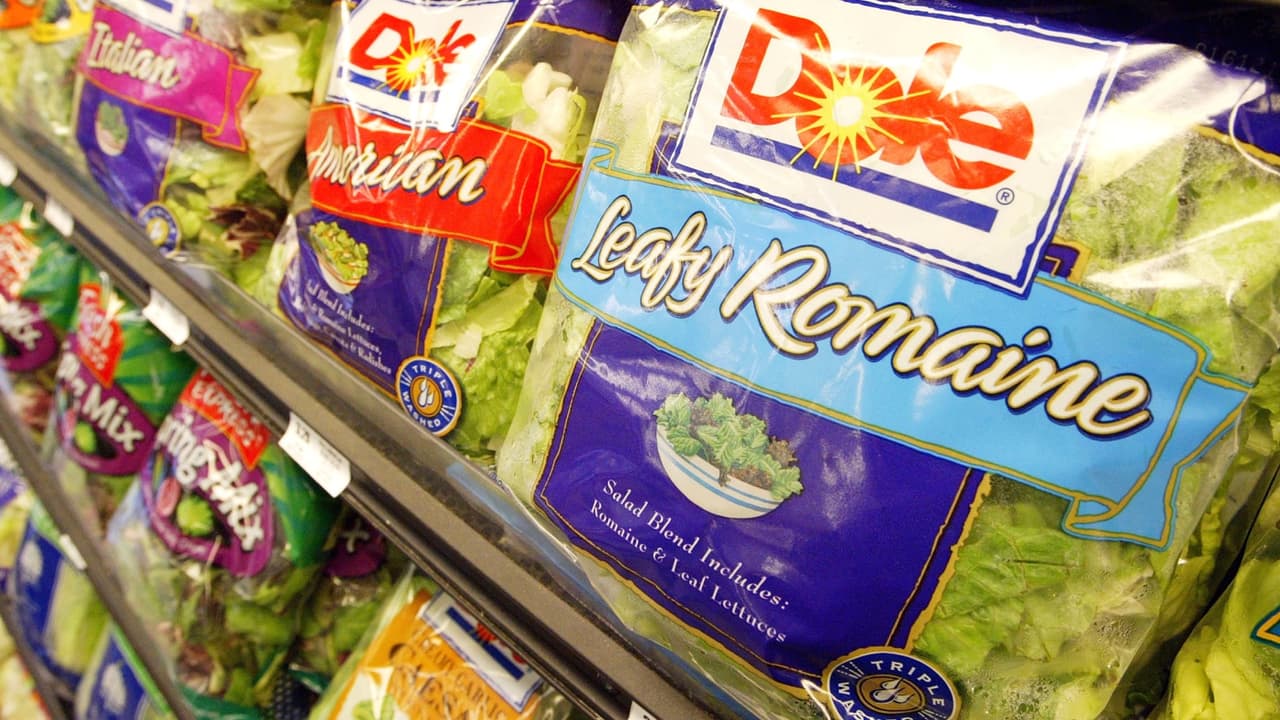 Dole retira del mercado ensaladas ante posible contaminación de listeria