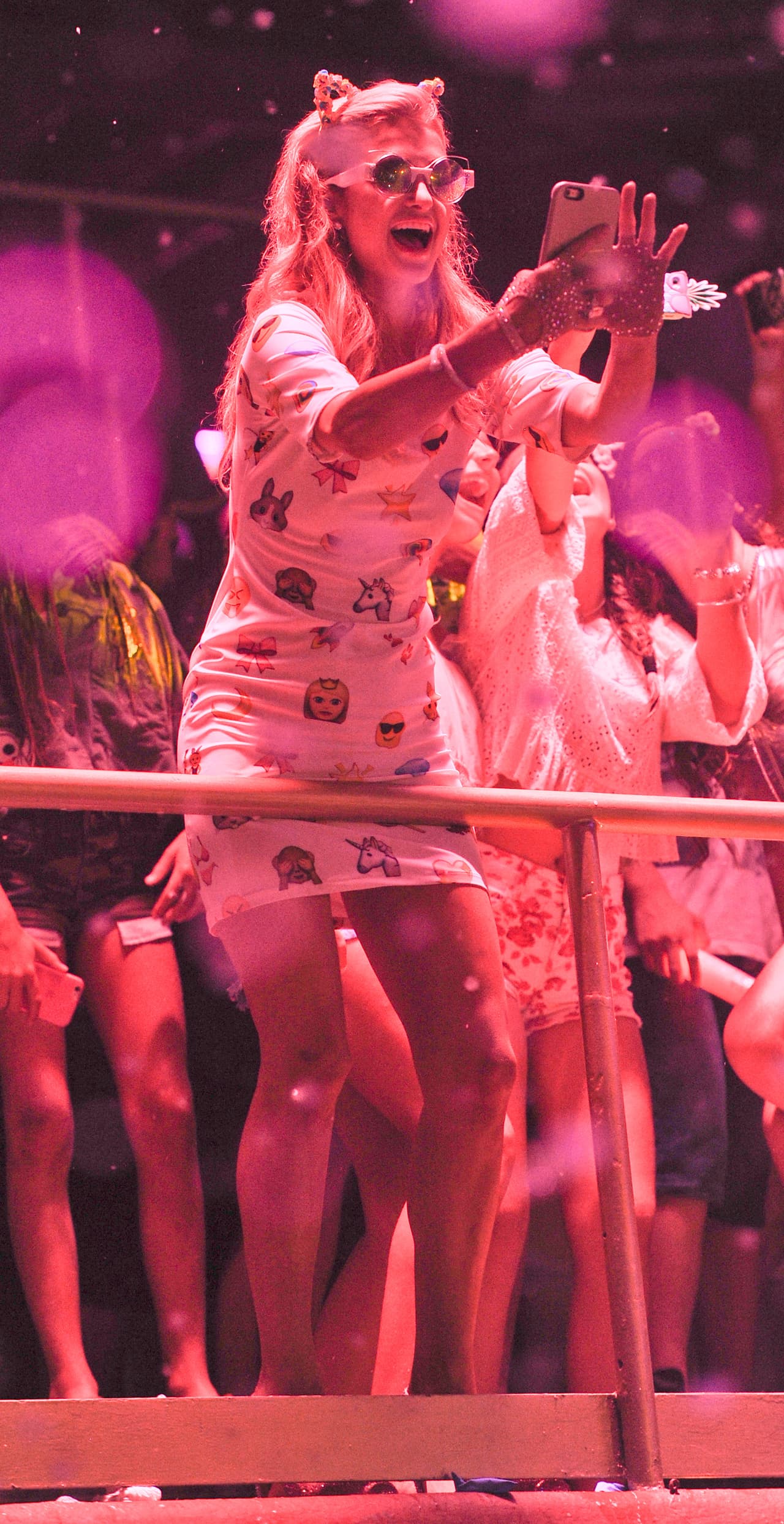 Festejando el buen humor y ánimo de la gente sacando varias fotos con su teléfono.