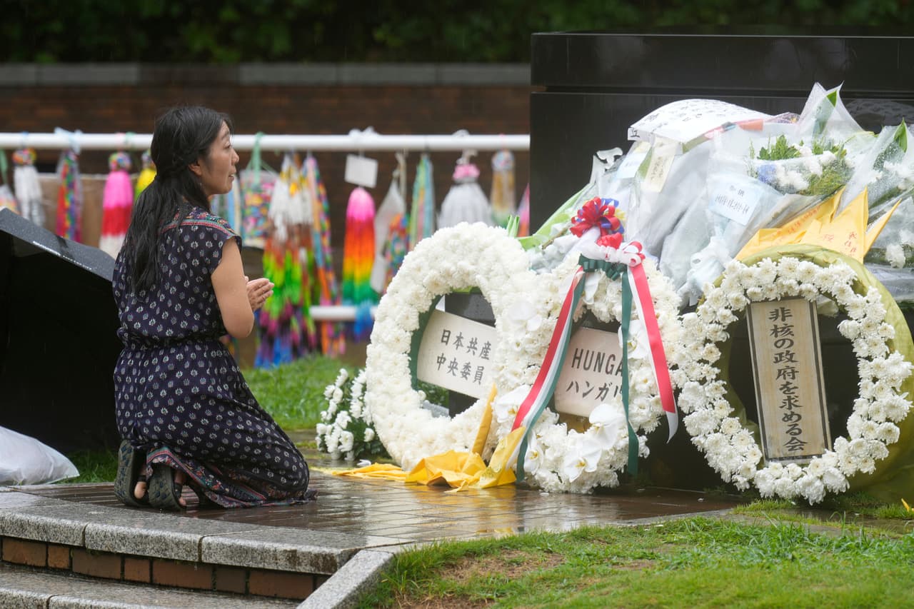 Una mujer reza bajo la lluvia cerca del Parque de la Paz mientras Japón conmemora el 80 aniversaro de la bomba atómica en Nagasaki, el 9 de agosto de 2025.
<br>
<br>Naciones Unidas respaldó el llamado para el fin de las armas nucleares, diciendo que “recordar el pasado es proteger y construir la paz hoy y en el futuro”.