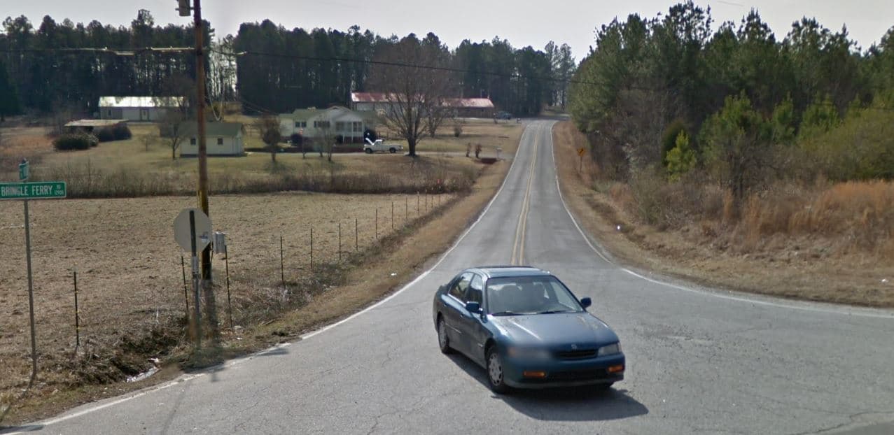 <b>Gravity Hill, en Richfield</b>. Aunque para muchos Gravity Hill es simplemente una ilusión, otros defienden firmemente la leyenda y la trágica historia de Gravity Hill. Se dice que una noche en Richfield Road, una joven madre y su hijo conducían y su automóvil se detuvo. Cuando salió e intentó empujar el automóvil colina arriba, llegó un camión, lo golpeó y mató instantáneamente a la madre y al niño. Hoy, si pones tu automóvil en neutro en la colina serás empujado cuesta arriba.
