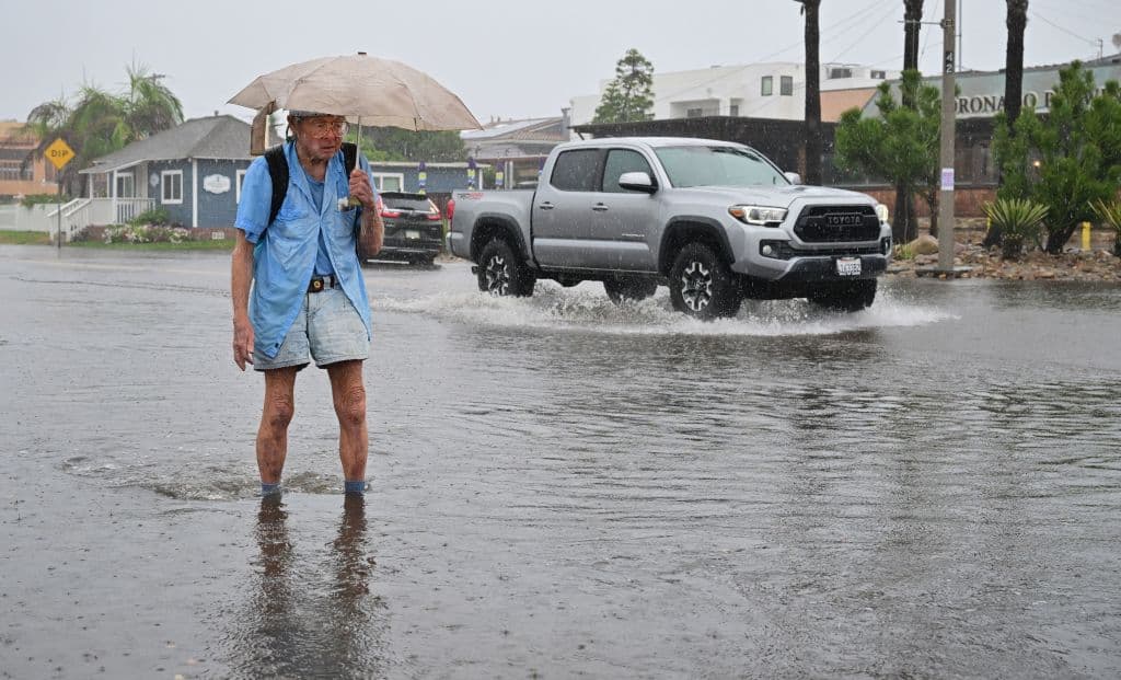 Mientras tanto, las calles en 
<b>Imperial Beach</b>, también en San Diego, se inundaron horas antes de que la tormenta tropical Hilary impactara la zona.