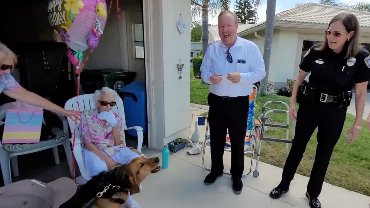 Mujer de Florida cumple 105 años y las autoridades lo celebran con ella
