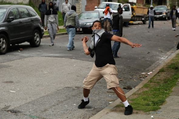 "Atacan a oficiales sin provocación. No tienen interés en la seguridad de las personas que viven en la comunidad y nuestros efectivos trabajan duro para restablecer el orden", dijo Kowalczyk.