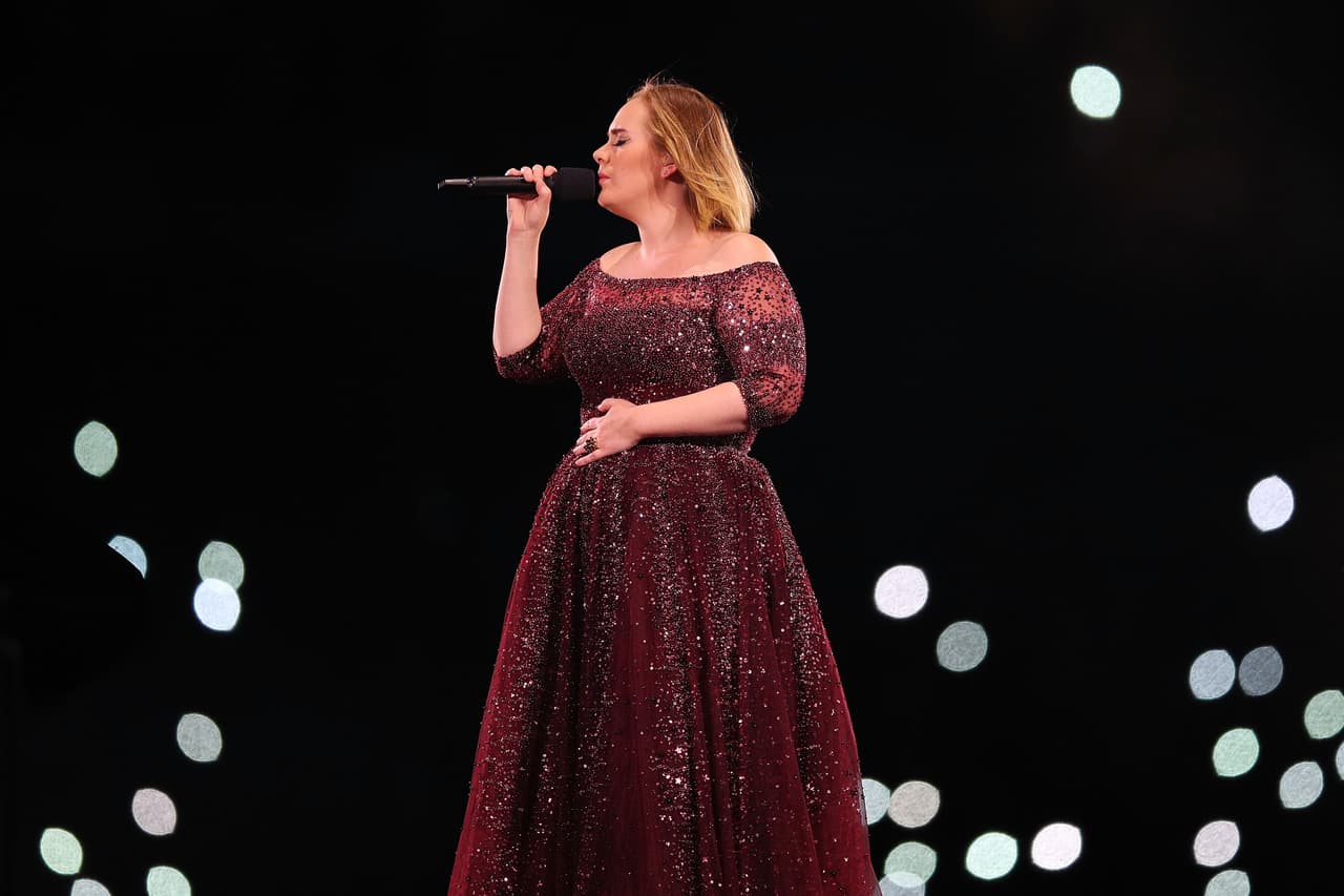 Uno de los ejemplos más recordados fue cuando en junio de 2018 Lagerfeld dijo que la cantante británica Adele era “demasiado gorda. Pero tiene un rostro hermoso y una voz divina”.
<br>