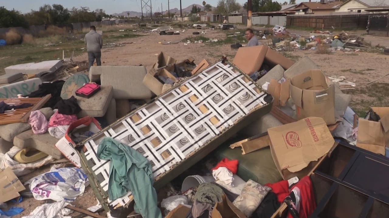 “Ya parece un basurero aquí”: quejas de un vecindario en Phoenix