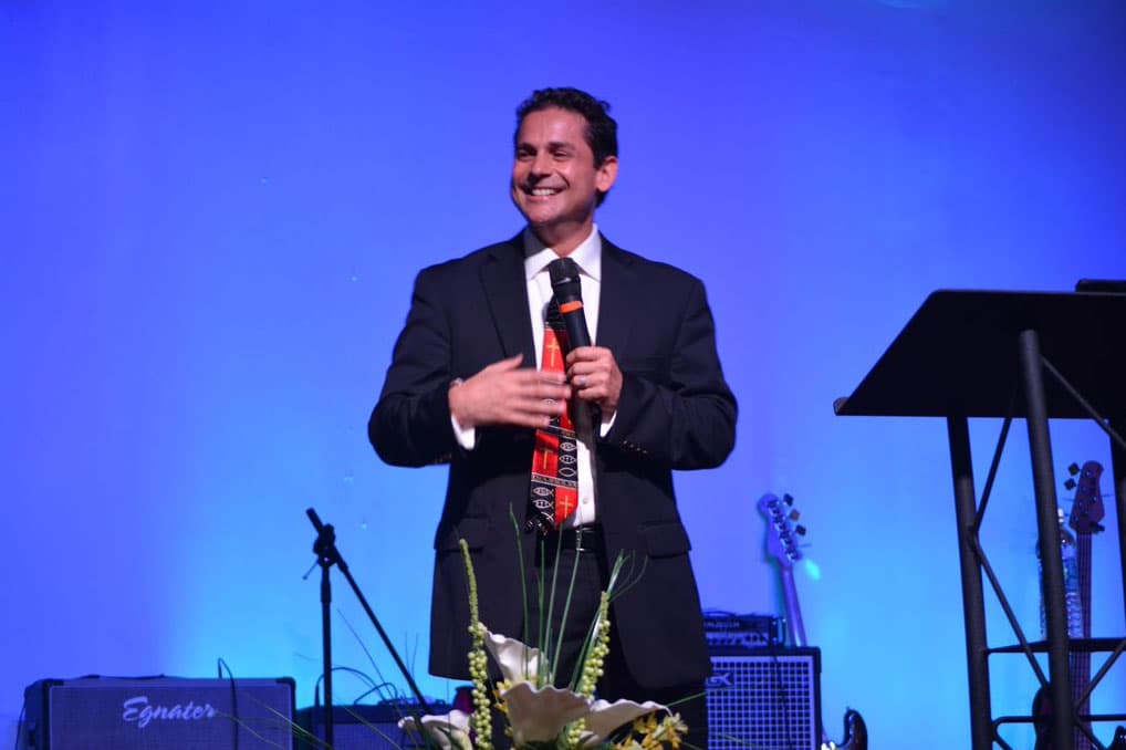 Aunque no dio detalles, también dice que hace no mucho se le acercaron para que protagonizara una telenovela pero lo consideró una prueba más para su fe así que rechazó la oferta.