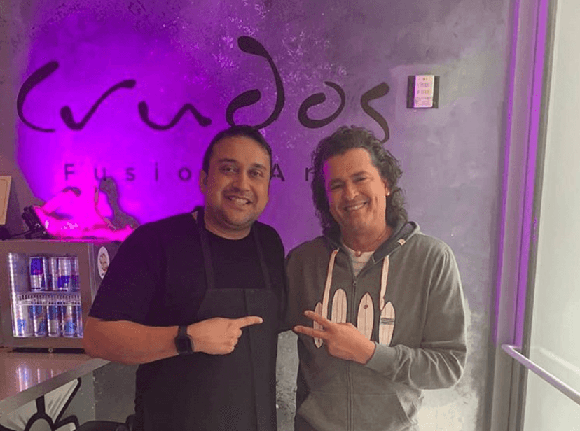 Pero el arte no sólo está en las paredes
<b>, el chef Edixon Hernandez, a quien vemos aqui con Carlos Vives</b>, ha creado verdaderas obras de arte culinarias, como su Cloud Pork Belly: jugosos trocitos de carne de cerdo que sirve cubiertos en una nube de algodón de azúcar.