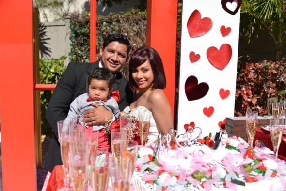 Nicolás, Jennifer y su pequeño hijo nos regalaron una hermosa postal.