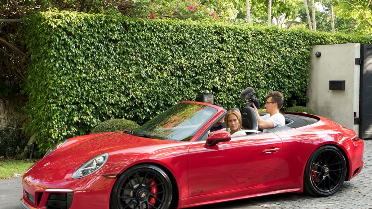 JLo y ARod son sin duda una de las parejas mas poderosas de estos tiempos y no son tímidos mostrando su afecto públicamente. Esta vez Alex le regaló a Jennifer un precioso Porsche Carrera 911 GTS Cabriolet rojo perfecto para pasear por Miami.