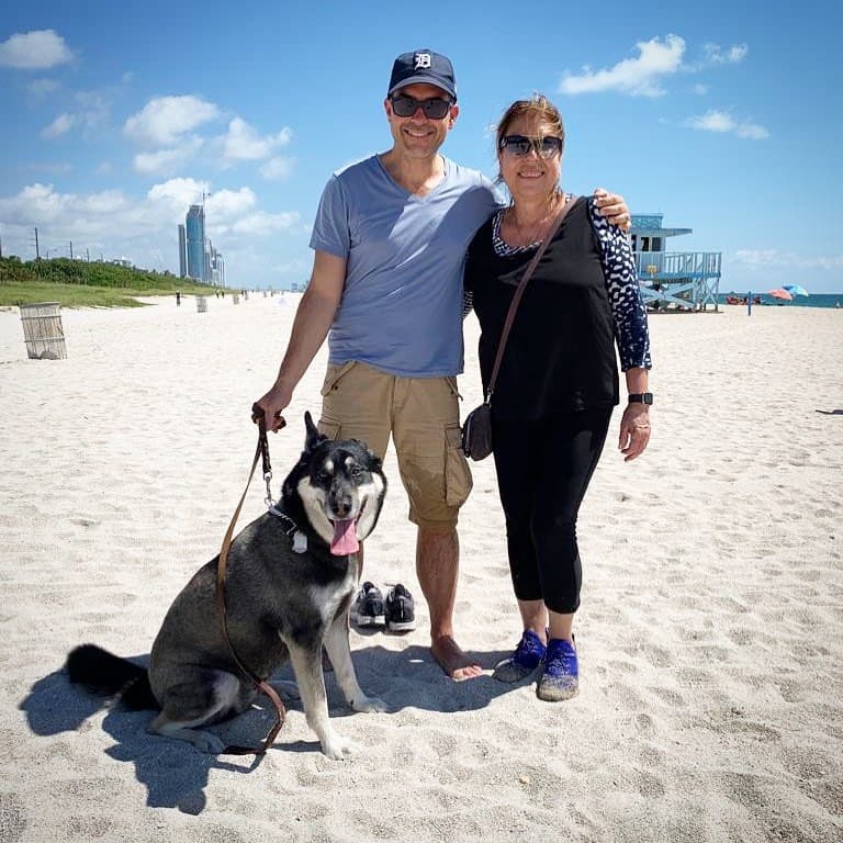 Pero no todo es broma y amistad, Carlos adora estar rodeado de sus seres queridos para compartirles su energía, amor y carisma. Hace unas semanas publicó esta linda fotografía digna de postal con su mamá y su perrita Mía paseando en la playa.
<br>