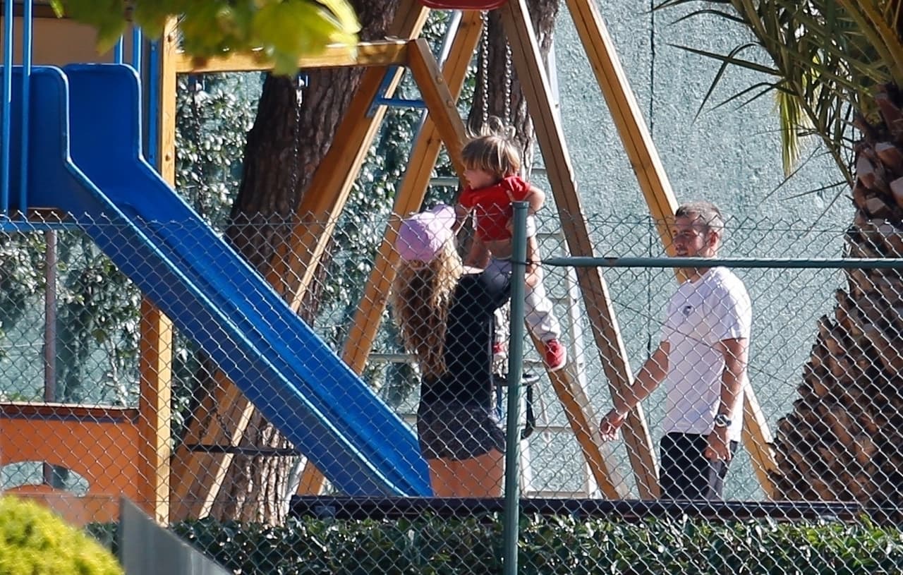 Así fue como la intérprete de 'Las de la intuición', Gerard Piqué y su pequeño hijo Sasha disfrutaron un momento de los juegos ya instalados.