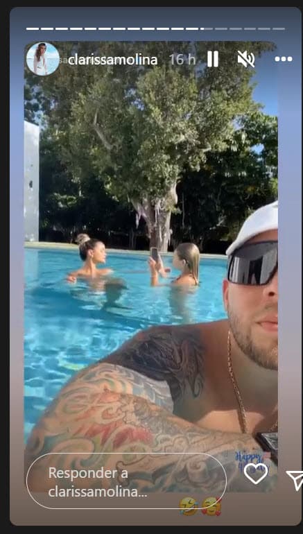 Y es que en esta imagen que subió Saavedra, se observa a su hija tomándole fotos a la futura esposa de su padre.
<br>