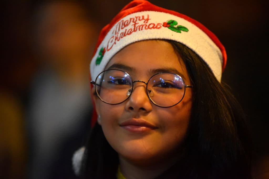 Un retrato de Eva George, de 12 años, posa para una foto con un sombrero navideño, durante la celebración en la Catholic Assumption Church de Dhobighat, Lalitpur, Nepal este lunes.
