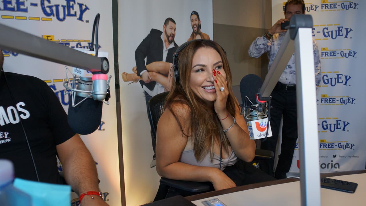 Juan Manuel Márquez llegó al Free-guey show con guante en mano.