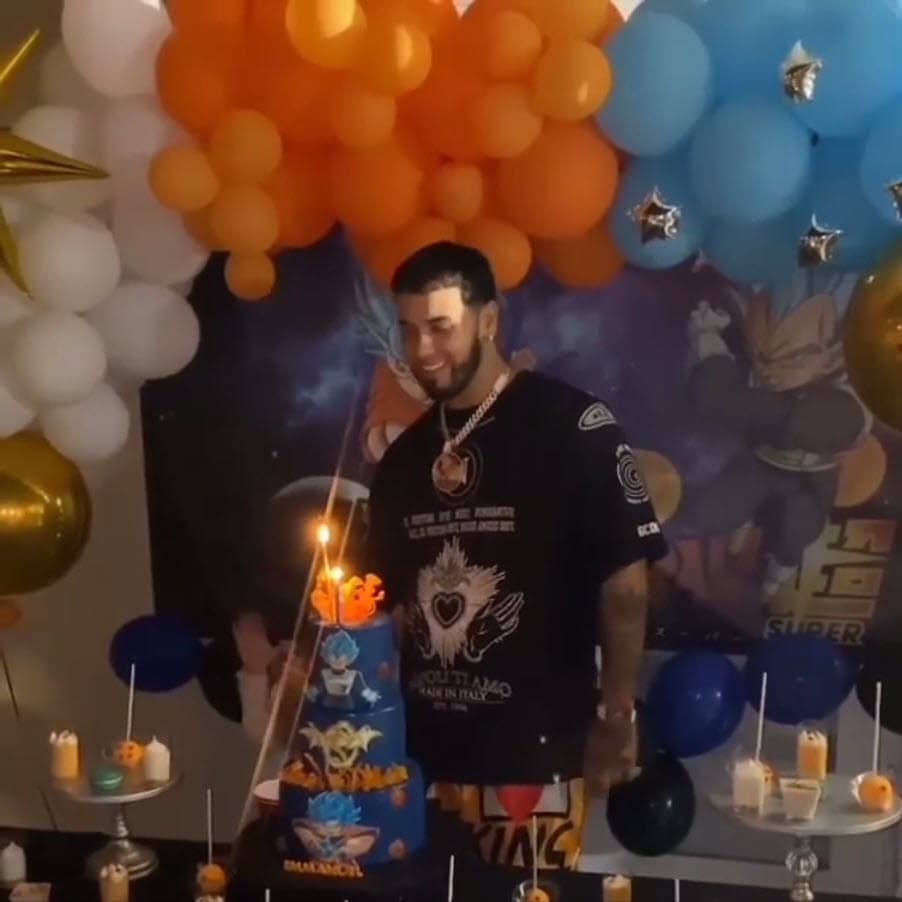 Las decoraciones de su pastel y los adornos de la celebración eran de los dibujos animados 'Dragon Ball'.
<br>