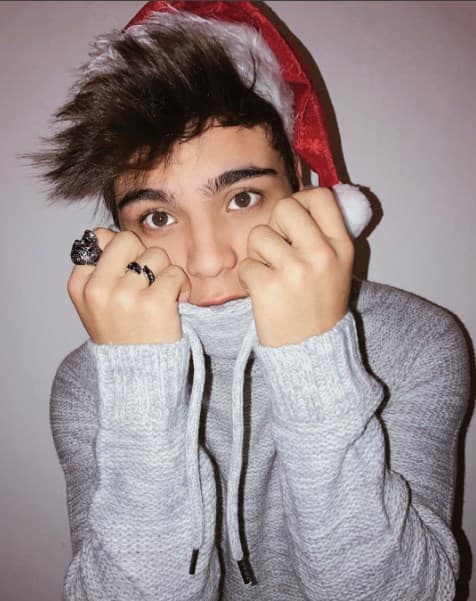 A quién no le gustaría recibir un regalito de Sebastián Villalobos con su gorrito de Santa Claus.